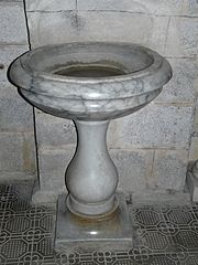 Bénitier contenant de l'eau bénite Bénitier contenant de l'eau bénite