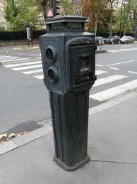 Avertisseur téléphonique, souvent noir et blanc, pour police-secours