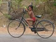 Les enfants sont vite «&nbsp;en selle&nbsp;», même sans selle et vélo adaptés&nbsp;! 