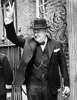 Churchill sortant du 10&nbsp;Downing Street, arbore le signe V de la Victoire des Alliés. 