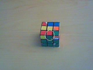 On a placé le bord sur la face verte, on ne le voit pas, mais ici, il faut le placer à gauche, car la face rouge est à gauche. 