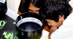 Le zootrope, William George Horner&nbsp;: on regarde à travers une fente. 