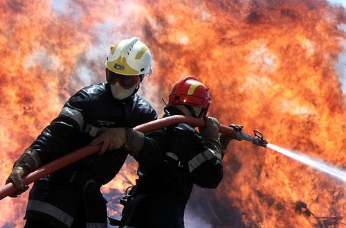 Les pompiers luttant contre le feu