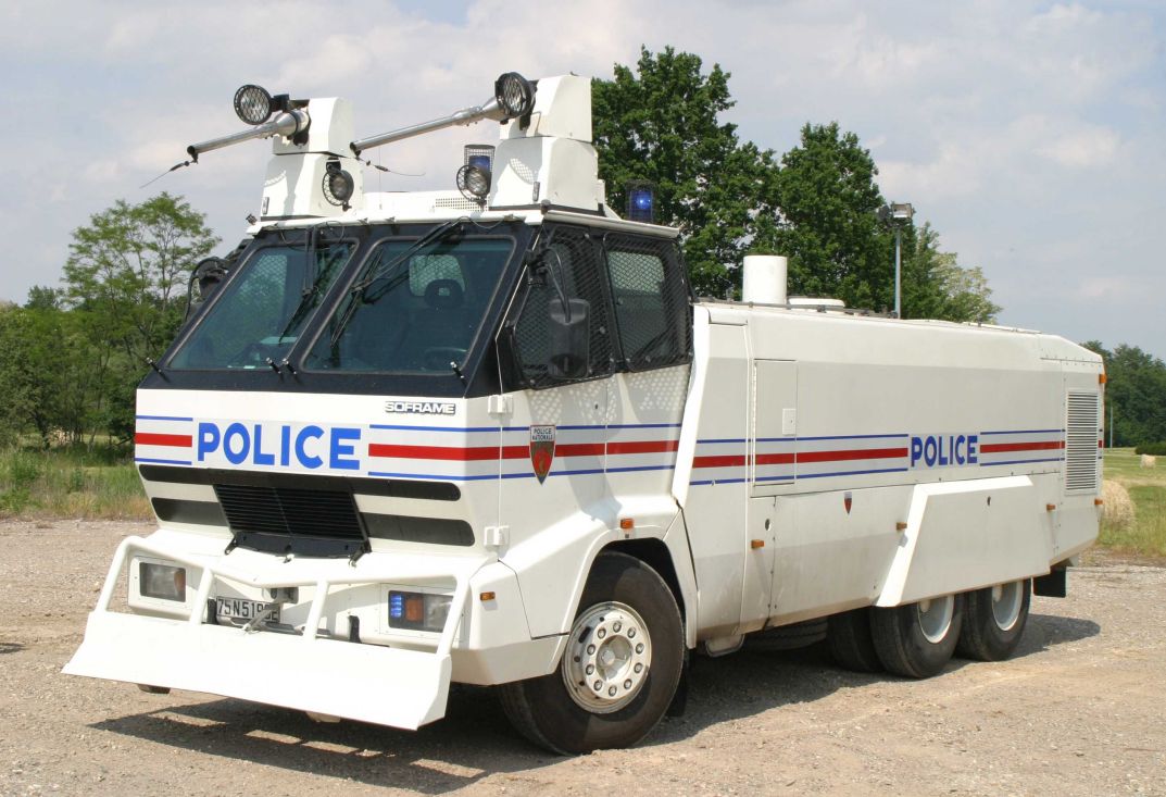 Véhicule anti-attroupements