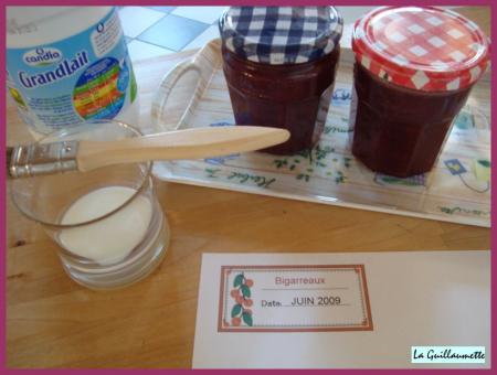 Coller une étiquette avec du lait