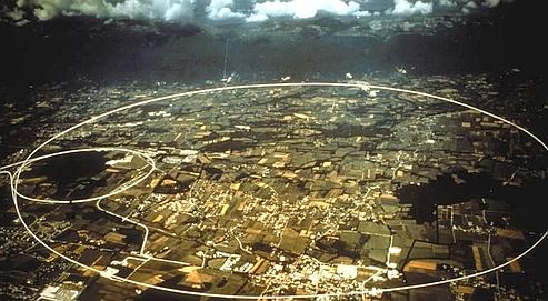 Vue aérienne du site du CERN, avec le contour du LHC tracé