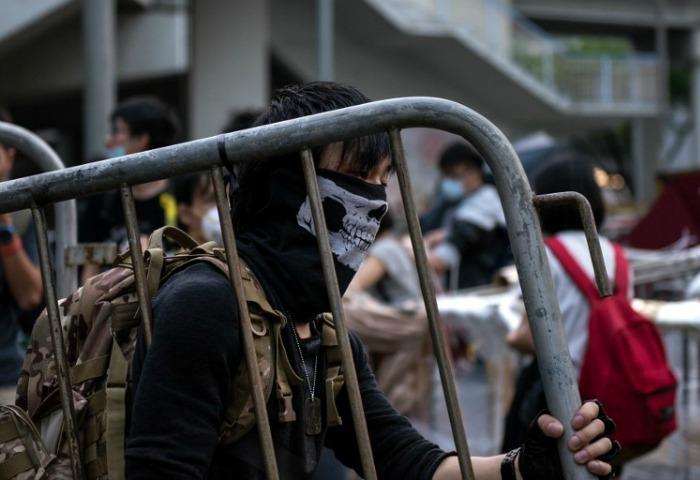 Manifestant transportant une barrière Vauban. 