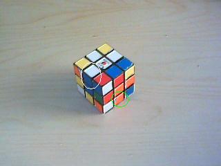 On place le bord orange en face du centre orange. 