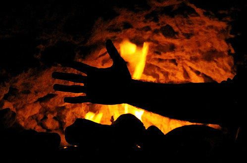 Mettre sa main au feu