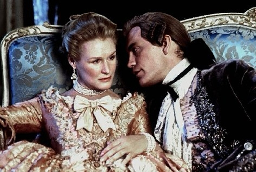 Le duo libertin&nbsp;:  la Marquise de Merteuil (Glenn Close) et le Vicomte de Valmont (John Malkovich) dans l'adaptation de S. Frears