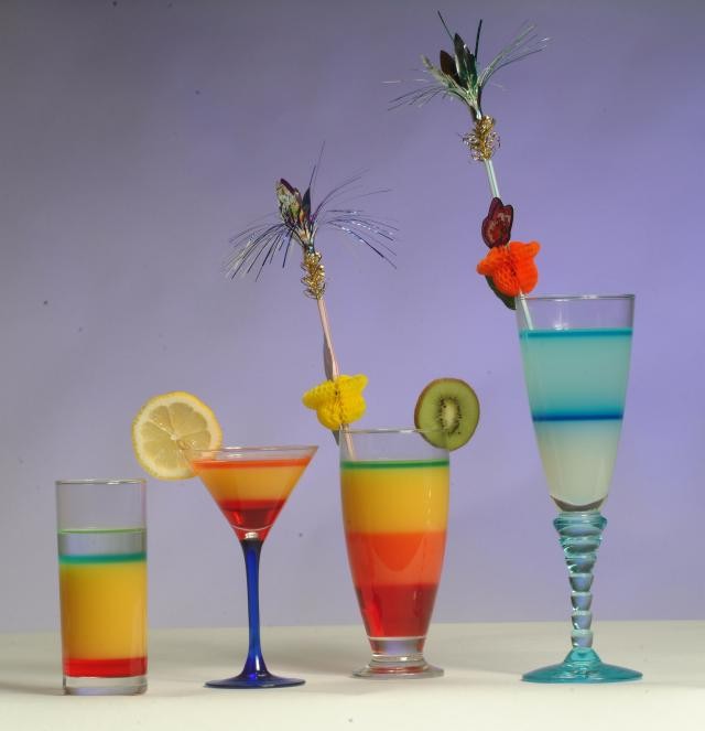 Présentations de différents cocktails à étages bien colorés. Présentations de différents cocktails à étages bien colorés.